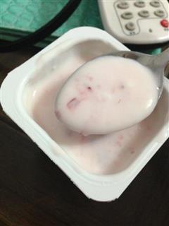 草莓果粒酸奶