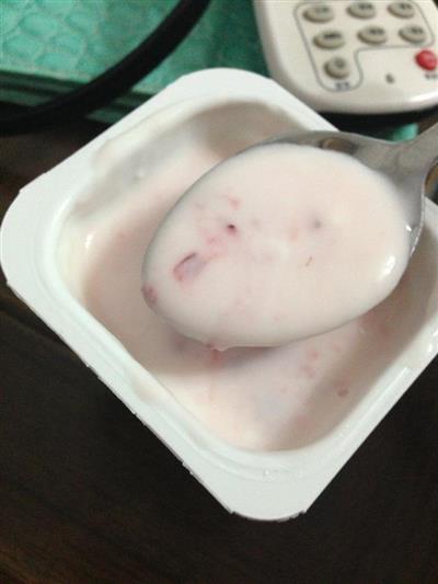 草莓果粒酸奶