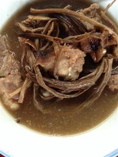 浓香龙骨茶树菇汤