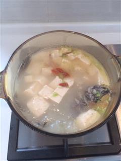 香香浓浓鲫鱼豆腐汤的热量