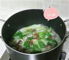 淘米水煮大白菜蟹味菇汤