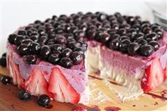 蓝莓草莓香蕉冰淇淋蛋糕