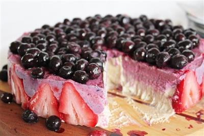 蓝莓草莓香蕉冰淇淋蛋糕