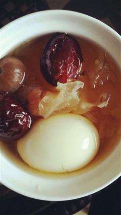 桂圆红枣银耳冰糖炖鸡蛋