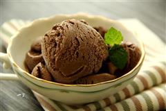 苦味巧克力冰淇淋的热量
