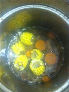 玉米胡萝卜骨头汤的热量