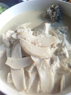 菌菇豆腐煲鲫鱼汤