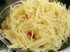 醋溜土豆丝-夏季做的开胃菜，养生菜的热量