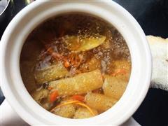 砂锅炖菌汤