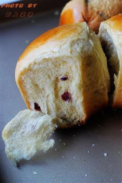 超软的蔓越莓面包用手撕着吃