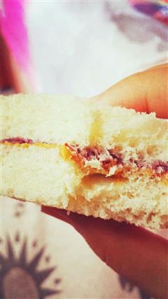 蓝莓花生酱三明治