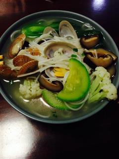 花蛤蔬菜米粉汤