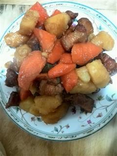 红烧肉炖土豆胡萝卜的热量