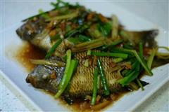 姜葱芹菜焖太阳鱼