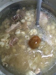 薏米银耳红枣排骨汤的热量