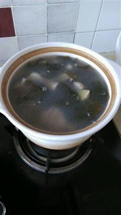 芋头海带排骨汤的热量