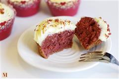 红天鹅绒纸杯蛋糕/红丝绒蛋糕的热量