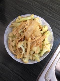 花菜炒腐竹肉皮