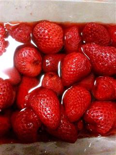 夏天吃不完草莓的好去处-冰镇草莓罐头