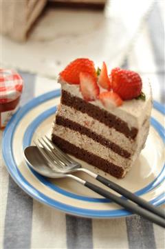 巧克力草莓奶油蛋糕的热量