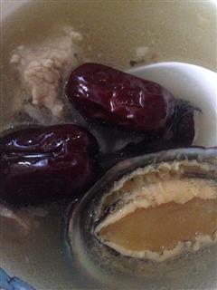 海椰皇红枣鲍鱼排骨汤的热量