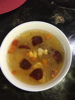 桂圆红枣枸杞莲子银耳汤的热量