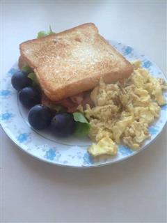早午餐Brunch-蔬菜培根三明治配奶蛋