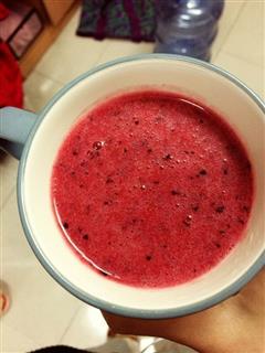 蓝莓草莓果汁
