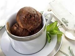 简单巧克力冰淇淋的热量