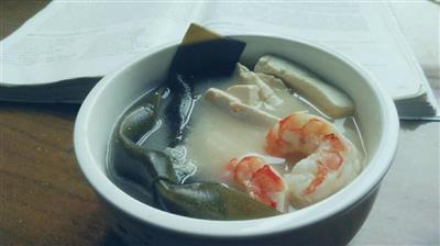 鲜虾海带豆腐汤附快熬高汤的做法