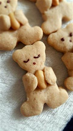 小熊抱花生饼干