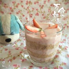 草莓果粒酸奶木糠杯