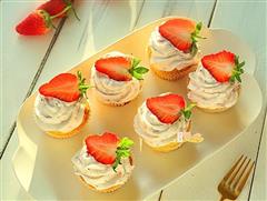 过节聚会最受欢迎的春意甜点-婉约动人的酸奶草莓蛋糕