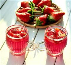 给自己一份美味养生礼物-秘酿养颜美容草莓酒