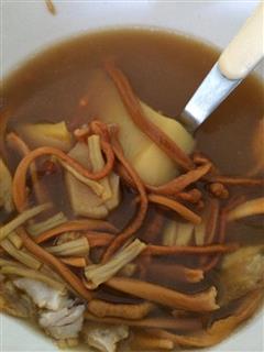 鲍鱼片干贝虫草花骨头汤的热量