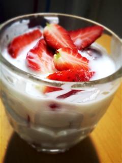 草莓酸奶的热量
