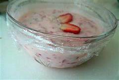 鲜草莓果粒酸奶