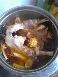 母鸡玉米老火汤