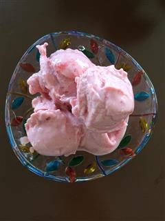天然草莓冰激凌