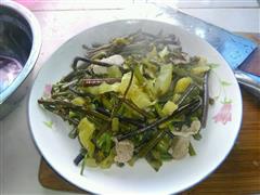 蕨菜炒酸菜肉片
