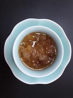 桃胶皂角米银耳汤的热量
