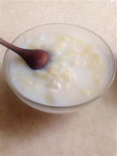 杏仁牛奶皂角米银耳汤