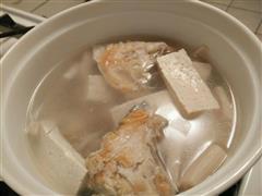 纯白-三文鱼头莲藕豆腐汤