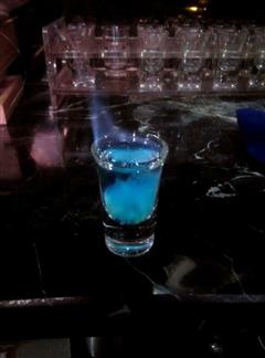 蓝色水母鸡尾酒