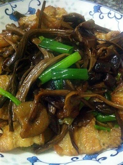 茶树菇炒五花肉