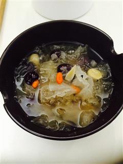 银耳莲子汤的热量