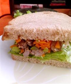 黑麦牛肉蔬菜三明治