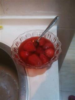 酸甜草莓罐头的热量