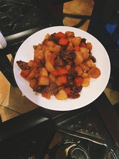 土豆胡萝卜炖牛腩的热量