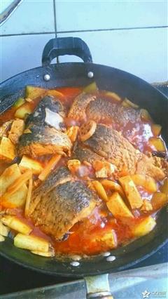 铁锅炖鱼的热量